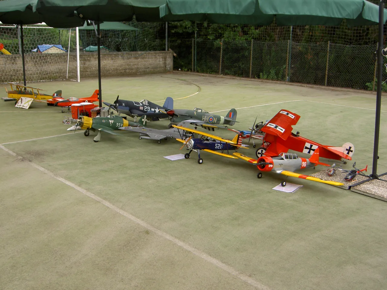 I modelli in mostra: Tiger Moth, Siai 260, F4U Corsair, Hawker Typhoon, Macchi 200, F 16, PT17, Fokker DVII, Texan AT6, Micro Jet e due elicotterini elettrici