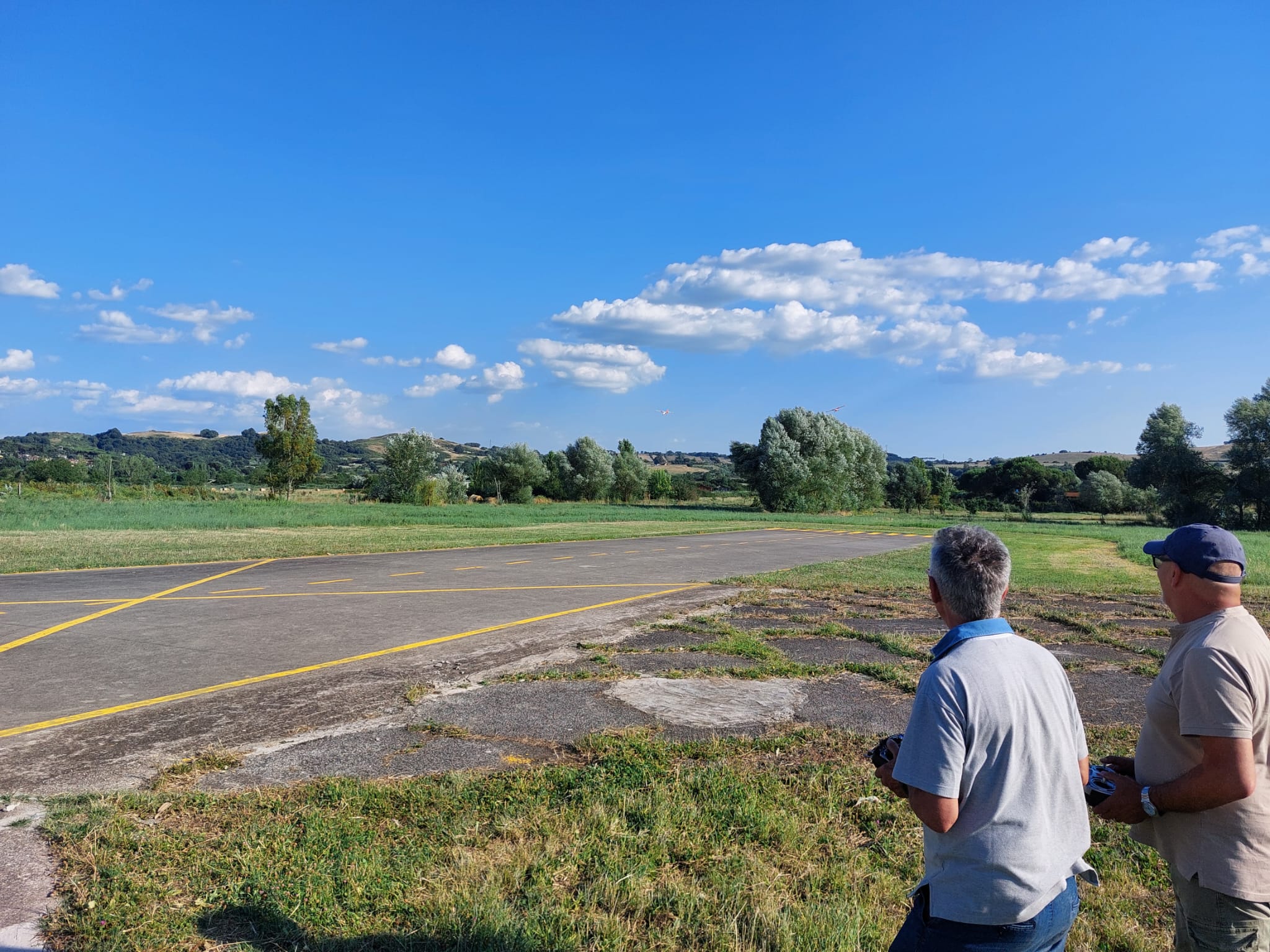 Gianni Ninni e Massimo Nardini in volo di coppia con i loro Partenavia