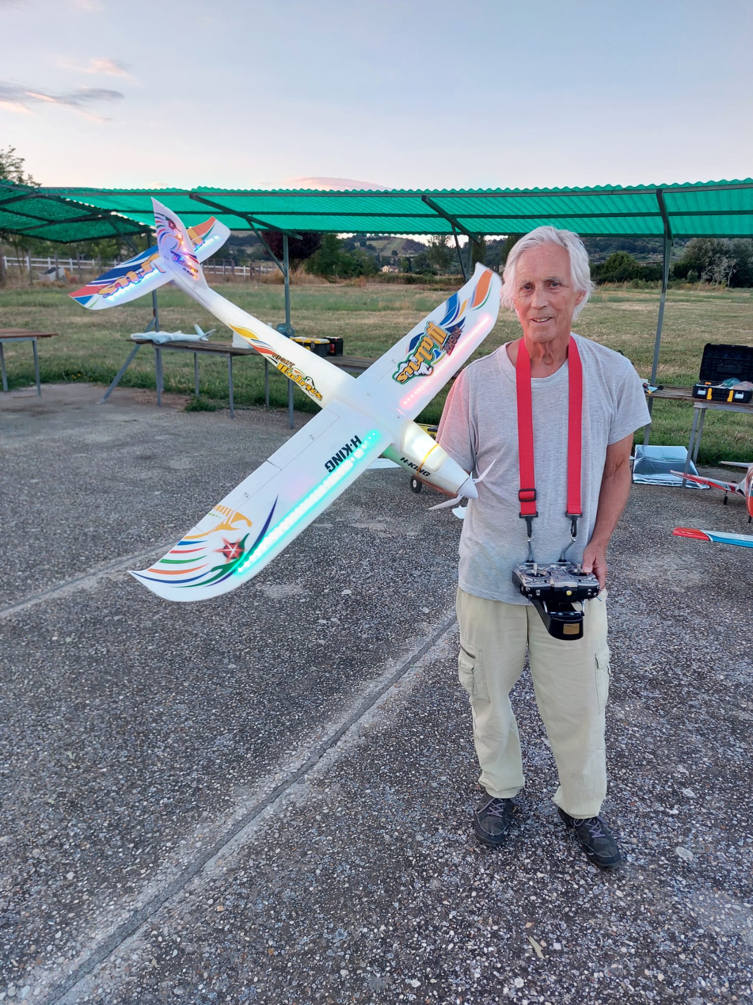 Tony Wilkinson che il suo aliante luminoso