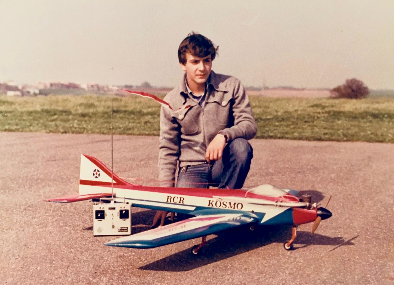 Un quattordicenne Massimo Nardini con il suo Kosmo realizzato completamente in balsa